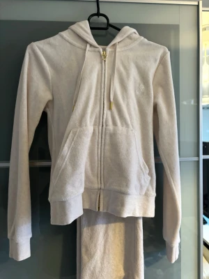 Juicy couture set -  Gold Oatmeal Marl- juicy set med guld detaljer, sparsamt använt så i mycket gott skick. Tröjan storlek XS & byxorna storlek XXS 🩷🌸 ▪️ TikTok: Ginise ✨  