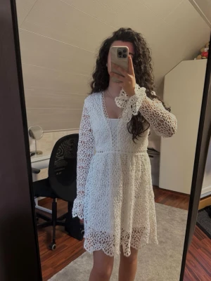 Studentklänning - Jättefin studentklänning från boohoo, stängs med en dragkedja i ryggen. Den är i storlek 38 men passar även 36. Aldrig använd.