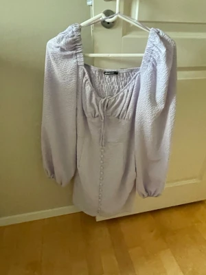 Ljuslila kort klänning - Supersöt ljuslila klänning från Gina🥰