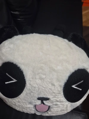 Stor panda gosedjur  - Hål i ryggen. Mått: 93×46×26.