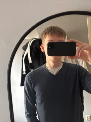 Tommy Hilfiger V neck knit - Mörkblå V neck tröja från Tommy Hilfiger med liten broderad logga på bröstet. Tröjan är ganska tunn så den passar bra nu för både sommaren och hösten!