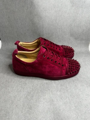 Christian Louboutin Skor - Säljer ett Par Christian Loboutin i Fint skick Skick: 9,9/10 De är flawless! 🎴 Inkluderat: Dustbag  ingår! ♦️Pris: 4999kr ej hugget i sten🥇 Storlek: 43-  ! ♣️  Snabbaffär = priset sänks-SERIÖSA BUD