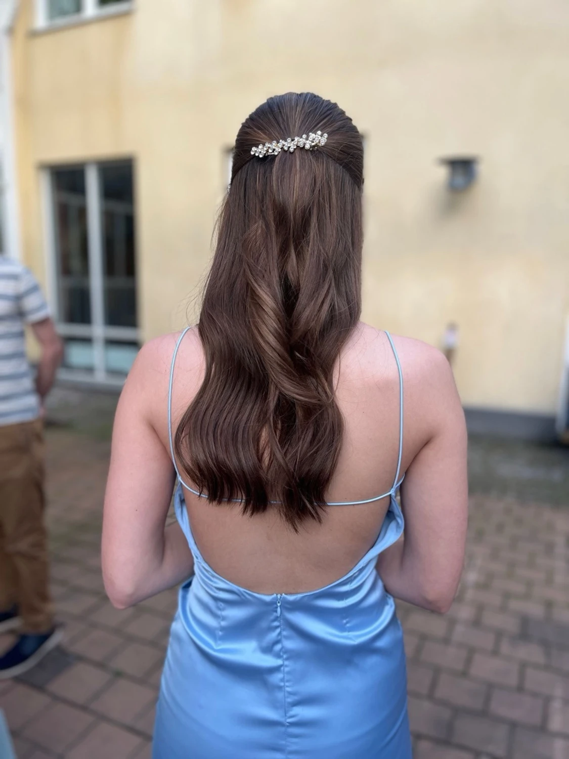 Ljusblå långklänning med öppen rygg - 1