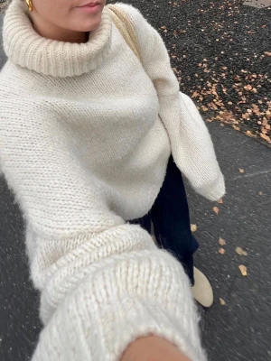 Krämvit stickad polotröja🤍 - Mysig och oversized krämvit stickad polotröja med breda ribbade muddar och hög krage. Perfekt för lager-på-lager och chill höststil. Tröjan har en avslappnad passform och är stickad i ett mjukt garn som känns skönt mot huden.