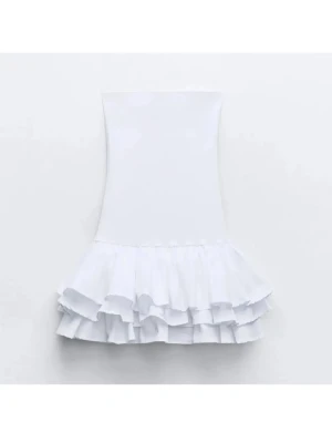 Vit axelbandslös volangklänning - Trendig vit kort klänning med axelbandslös design och volanglager nedtill. Sitter tight upptill och har en feminin, lekfull siluett. Perfekt för dig som vill sticka ut med en stilren look. Ny med prislapp kvar🫶🙌