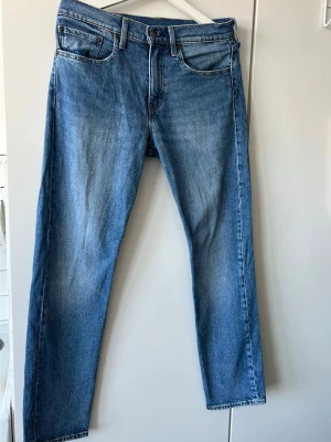 Levi's 502 blå raka jeans - Säljer ett par klassiska blå Levi's 502 jeans med rak passform. Storleken är W31 L32. Nypris: 1299kr 