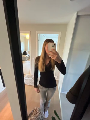 Ljusgrå slim fit jeans - Säljer ett par ljusgrå Lågmidjade jeans från Gina Tricot i storlek 36 (S). Byxorna är jättefina och knappt använda!!