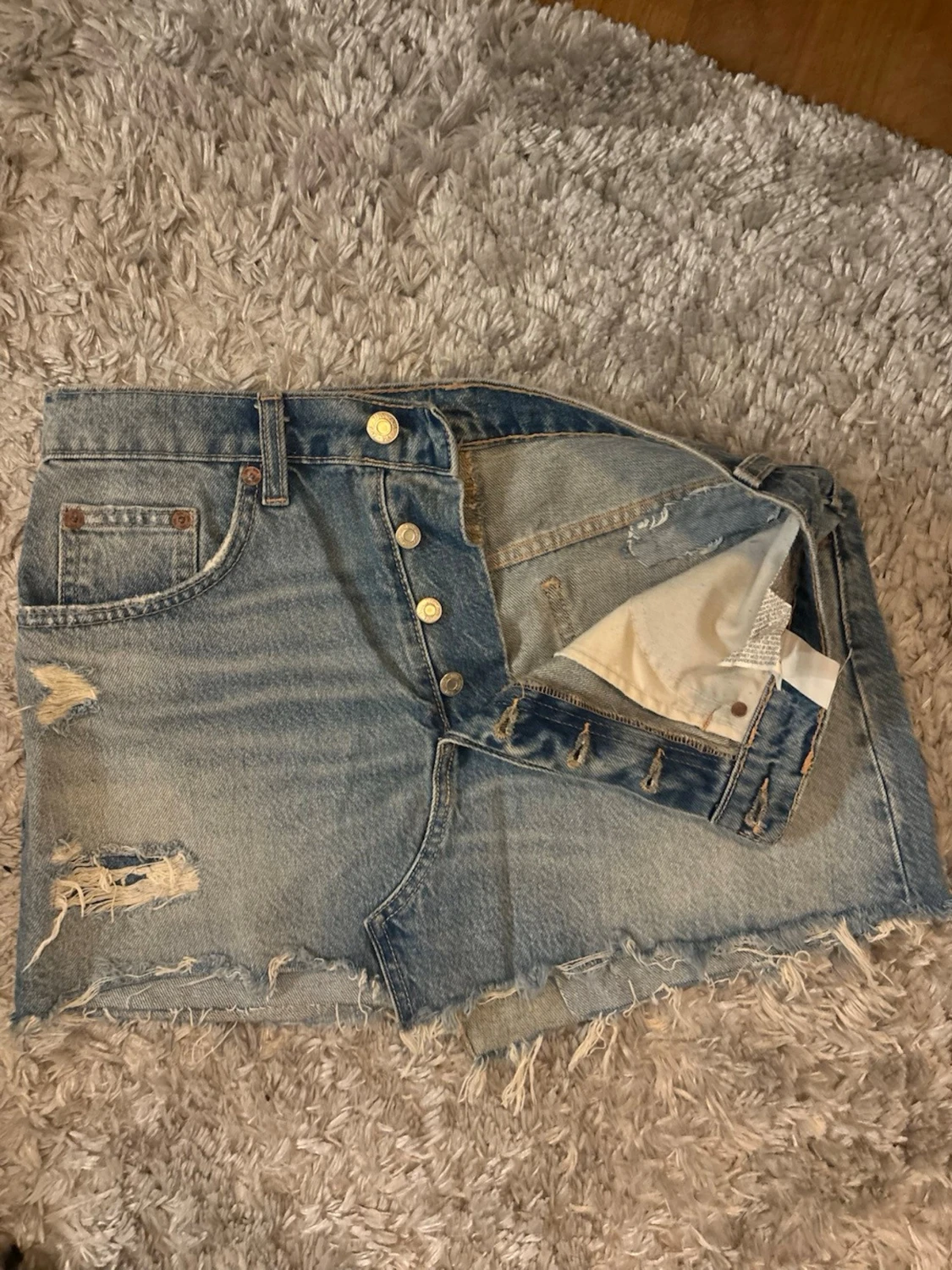 Blå jeansshorts med slitningar - 1
