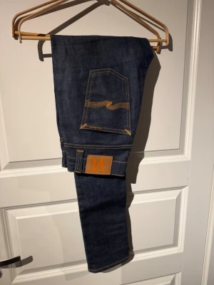 Nudie jeans - Feta dry nudie jeans, dessa kommer få sjuka fades och bli fetare desto mer dem används|| Modell: Lean Dean|| storlek:W28/L32||Dem är i mycket fint skick utan defekter. Kom dm vid frågor