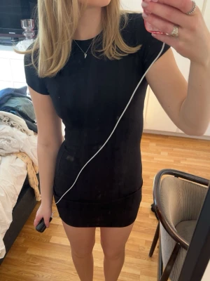 Klänning  - Super fin svart tajt klänning från New yorker ❣️ 