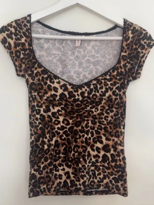 Leopardmönstrad topp Nelly  - Snygg topp med leopardmönster från Nelly. Den är stretchig och i storlek XS💕använd 1 gång💕
