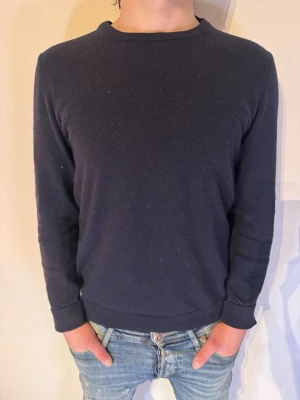 Massimo Dutti tröja  - | Skick: 8/10 (hål i armhålan) | Förg: Marinblå | Modell: 172cm 64kg | Vad inkluderas: Enbart Tröjan | Nypris: 899kr |