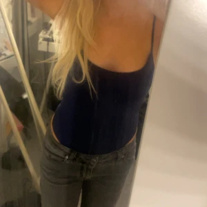 Mörkblå body - Aldrig använd!