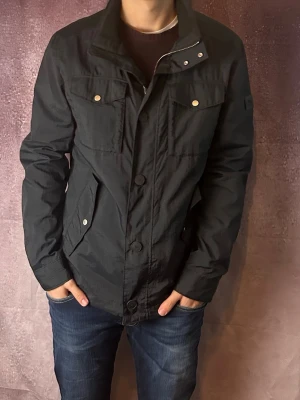 J.lindeberg field jacket bailey - Mycket fint skick | Size XL (modellen är 188 cm 75 kg) | fraktar spårbart inom 24 timmar | för att köpa klicka ”köp nu” | vid frågor eller funderingar skriv ett meddelande | följare får bättre rabatter🙌