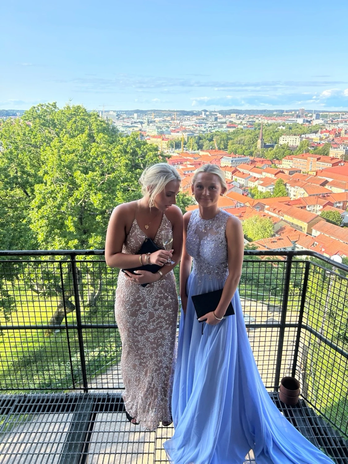 Champagnefärgad långklänning med öppen rygg - 4