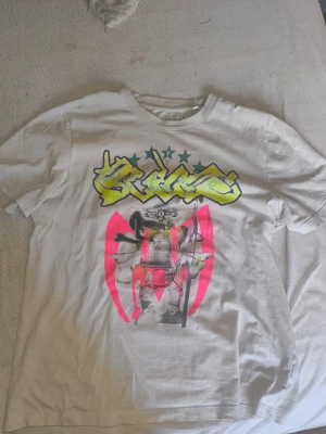 Bladee Virus T shirt - Välanvänd fast i gött skick, kragen är LITE missfärgad (knappt synligt) och det finns en liten fläck på ryggen. Försöker bli av med SNABBT 