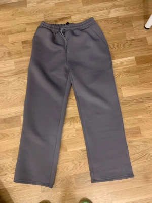 Mörkgrå Mjukis - Från bohooman. Det är polyester på materialet. Aldrig använd