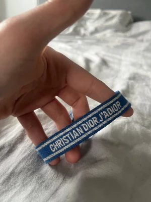 Ljusblått Dior armband - | ljusblått dior armband som går att justera storlek på | Nypris- 4599kr | då en av trådklösarna gått av så är priset endast 399kr!! | skriv vid minsta lilla fundering eller fråga så talar vi om det då🙏🏻💫👌🏼 