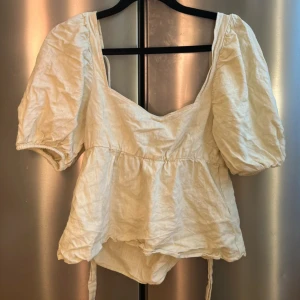 Beige puffärm blus med knyt - Sååå fin 