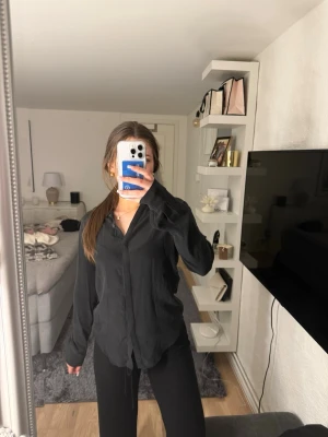 Svart skjorta  - Svart skjorta, aldrig använt den så u väldigt bra skick!