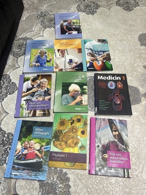 Paket kurslitteratur vård och omsorg - Säljer ett paket med kursböcker för vård- och omsorgsprogrammet. Innehåller titlar som Medicin 1, Psykiatri 1, Hälso- och sjukvård, Etik och människans livsvillkor, Vård och omsorg vid demenssjukdomar, samt flera böcker om vårdarbete och specialpedagogik. Perfekt för dig som pluggar till undersköterska.Pris kan disktueras säljer dock ingen bok för under 100