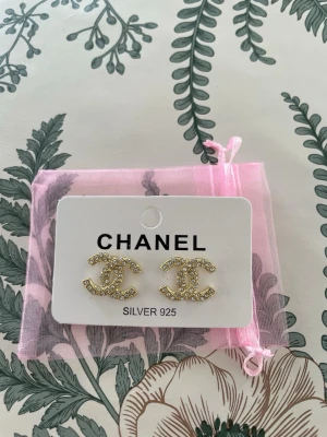 CC örhängen  - Snygga CC örhängen i sterling silver 925 med guldfärgad finish och glittrande små kristaller. Helt nya! 