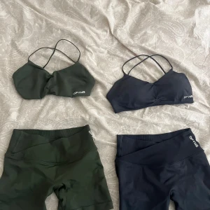 Grå och mörkgrön träningsset från DFYNE - Heej, säljer mina två DFYNE vision set, i färgerna carbon och olivgrön🌸 I strl xs, men passar även xxs🌸🫶🏽🫶🏽🧚🏽