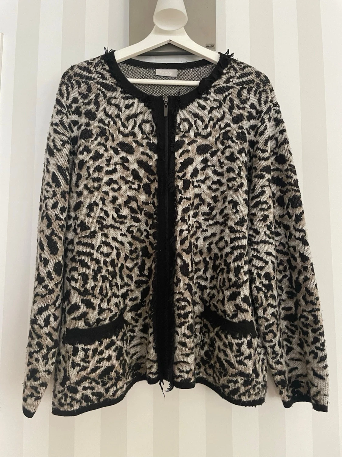 Leopardmönstrad kofta med dragkedja