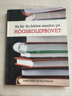 Så får du bättre resultat på HÖGSKOLEPROVET av Sophie Ollén och David Terstad, - Boken ”Så får du bättre resultat på HÖGSKOLEPROVET” av Sophie Ollén och David Terstad är en guide för att förbättra dina resultat på högskoleprovet. Den täcker både den kvantitativa och verbala delen av provet, med fokus på matematik, kvantitativa jämförelser, kvantitativa resonemang, diagram, tabeller, kartor, ordförståelse, svensk läsförståelse, meningskomplettering och engelsk läsförståelse. Boken ger insikt i hur uppgifterna är uppbyggda, syftet med dem och hur man ska tänka för att lösa dem