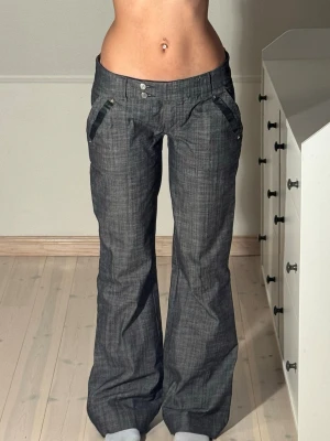 Lågmidjade vida kostymbyxor  - Midjemått: 39cm.  Innerbenslängd: 78cm. (Storlek 38.) Kolla in min profil, följ för fler plagg🙌