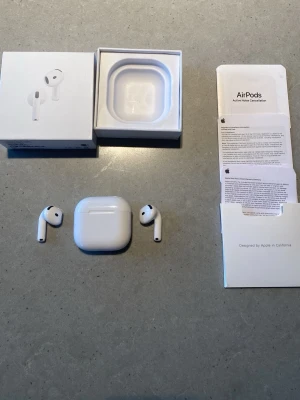 AirPods 4 (ANC) - Säljer ett par AirPods gen 4 ANC. Har använt typ 5 gånger och vill sälja dom.