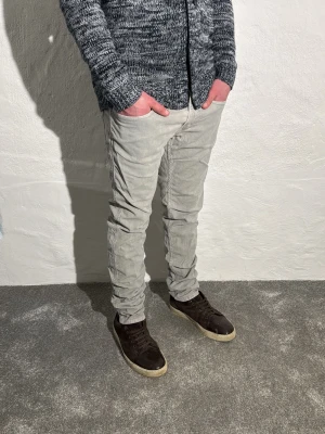 Replay jeans  - Ett par riktigt snygga jeans från Replay i storlek W33 L32 i modellen Anbbas 