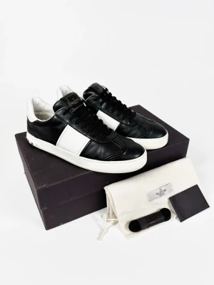 Valentino Flycrew skor - | Säljer ett par Valentino Flycrew sneakers i riktigt bra använt skick. En nit har lossnat. | Storlek: 41 | Box & dustbag ingår | Hör av dig vid frågor eller funderingar