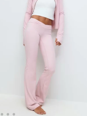 Ljusrosa yoga pants - Säljer ett par ljusrosa yoga pants med bootcut-modellmot slutet av benen och en omlott-d edge i midjan. Kontakta vid frågor eller intresse❣️