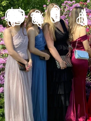 Balklänning  - Säljer denna blåa klänning, som bara använd endast en gång under min bal. På bilderna ser man inte men balklänningen har en slits vid benet. 