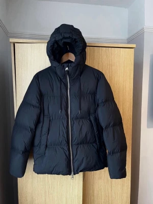 ARKET Svart Dunjacka - Storlek S (passar S/M). Pufferjacka med dubbel dragkedja.