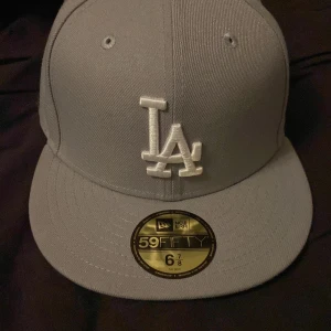 New era Fitted keps - Använd fåtal gången, mycket bra skick. Ordinarie pris 450kr. Storlek 6 7/8, 54,9cm