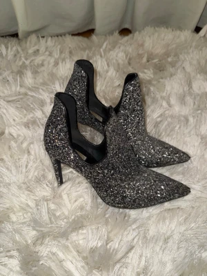 Glittriga klackar - Nelly - Säljer ett par glittriga klackar! Kommer ej till använding längre! Strl 37!