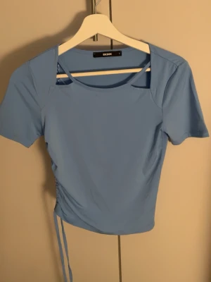 Ljusblå topp med snörning från Bik Bok - Helt ny utan prislapp i storlek s