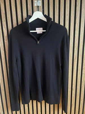 Svart merin classic ziptröja These glory days - Stilig marinblå tröja från These Glory Days i mjuk merinoull. Halvzip med hög krage och lång ärm, perfekt för lager på lager. Enkel och clean design som funkar till allt. Storleken är M men sitter som en S.