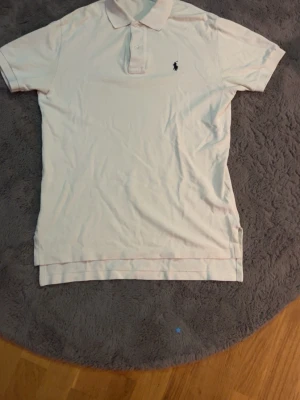 Pike från Ralph Lauren - Fet raffe tröja 😍💯 Storlek S men sitter lite som en M📏  Perfekt nu till våren / sommaren 😮‍💨🔥  Lite små sliten men inget riktigt märkbart!😊 Hör av er vid frågor eller funderingar!💯