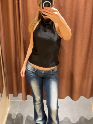 Jeans - Säljer dessa virala byxorna från Weekday! Kanot använda. Är i storlek 30x34 men är uppsydd lite. 32 var för kort för mig och 34 var för lång så något där emellan💗