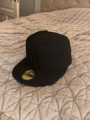 New Era Yankees keps - Snygg svart keps från New Era | helt ny, skick 10/10 | såklart äkta, köpt för 500kr på hatstore | storlek 7 | pris kan diskuteras!