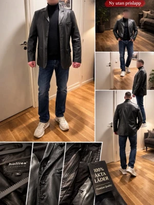Svart skinnjacka från Hollies - Säljer en svart skinnjacka från Hollies i äkta läder. Jackan har klassisk blazer-modell med tre knappar framtill, bröstficka och två sidofickor. Stilren och tidlös design som passar till jeans och sneakers.
