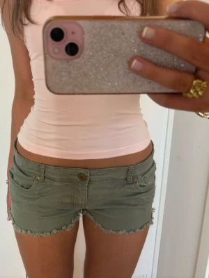 Lågmidjade khaki shorts - Såå fina Lågmidjade khaki färgade shorts. Midjemått rakt över: 37. Jag är 168 och det är mina bilder, köp via köp nu direkt eller Swish, kvar tills markerad som såld 💖 