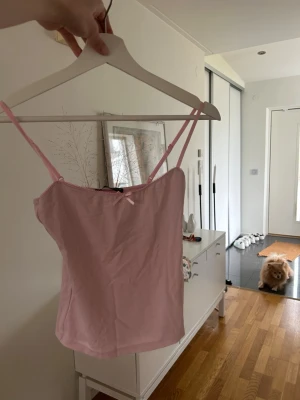 Ljusrosa Zara linne - Super fint och gulligt linne från Zara som knappt är använt, har en jätte liten fläck längst upp som man inte ser men går säkert bort i tvätten. SÅ skönt och mjukt!