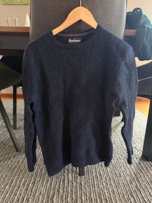 Mörkblå stickad tröja från Barbour - Mysig mörkblå stickad tröja från Barbour. Storlek L. Inga skavanker. Tveka inte på att höra av dig om du har en fråga. 