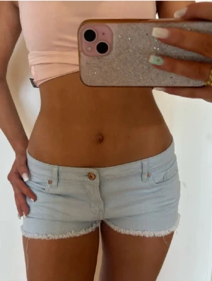 Lågmidjade vintage jeansshorts  - Såå snygga Lågmidjade vintage jeansshorts! Midjemått rakt över: 36cm. Jag är 168 och det är mina bilder, köp via köp nu direkt eller Swish, kvar tills markerad som såld 💖 