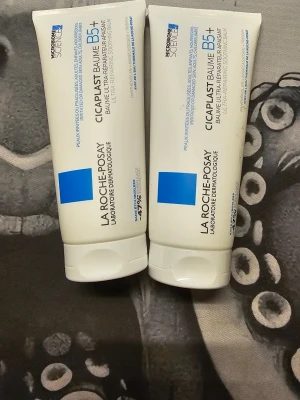 La Roche-Posay Cicaplast Baume B5+ - Multifunktionell reparerande balm från La Roche-Posay, Cicaplast Baume B5+, i vit tub med blå detalj. Perfekt för att lugna och återfukta irriterad hud. Passar både ansikte och kropp. En är endast testad o den andra är oöppnad!