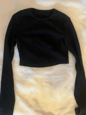 Långärmad  - Svarr croppad topp med långa ärmar
